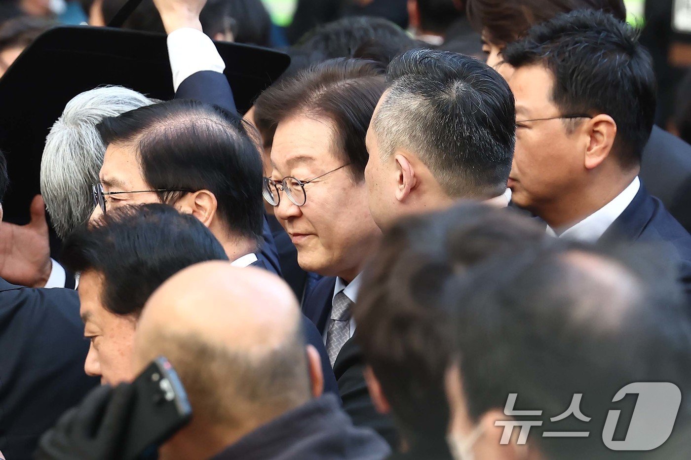 이재명 더불어민주당 대표가 15일 오후 서울 서초구 서울중앙지방법원에서 열린 &#39;공직선거법 위반&#39; 1심 선고 공판에 출석하고 있다. 2024.11.15/뉴스1 ⓒ News1 김민지 기자