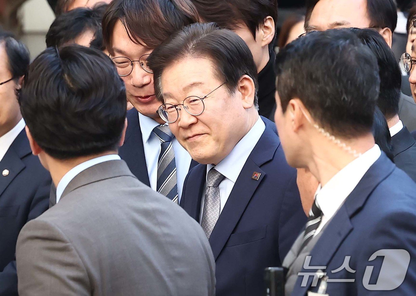 이재명 더불어민주당 대표가 15일 오후 서울 서초구 서울중앙지방법원에서 열린 &#39;공직선거법 위반&#39; 1심 선고 공판에 출석하고 있다. 2024.11.15/뉴스1 ⓒ News1 김민지 기자