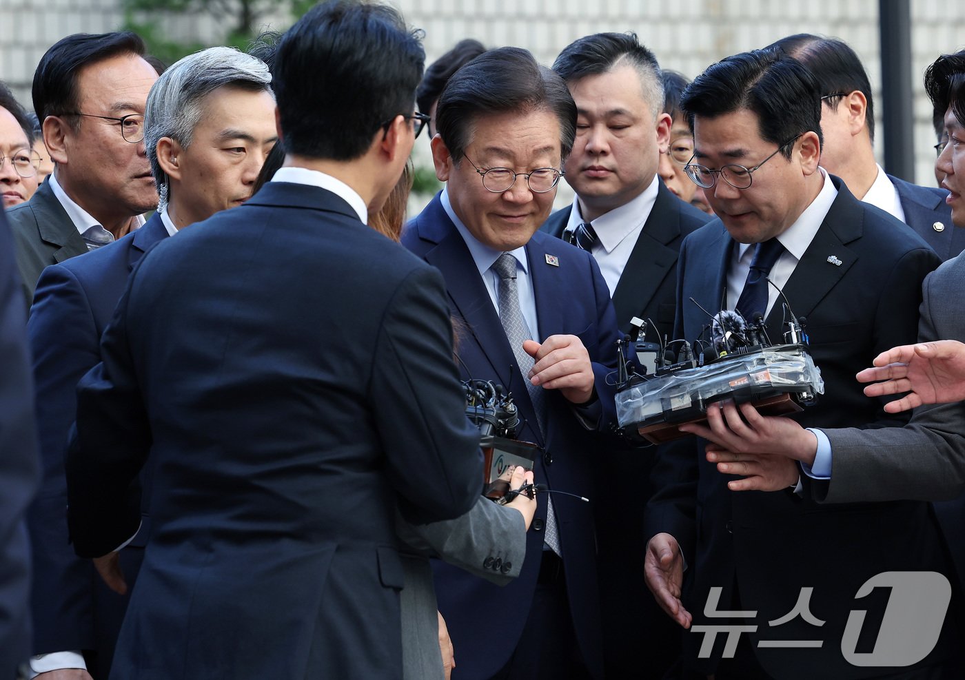 이재명 더불어민주당 대표가 15일 서울 서초구 서울중앙지방법원에서 열린 &#39;공직선거법 위반&#39; 1심 선고 공판에 출석하고 있다. 2024.11.15/뉴스1 ⓒ News1 이동해 기자