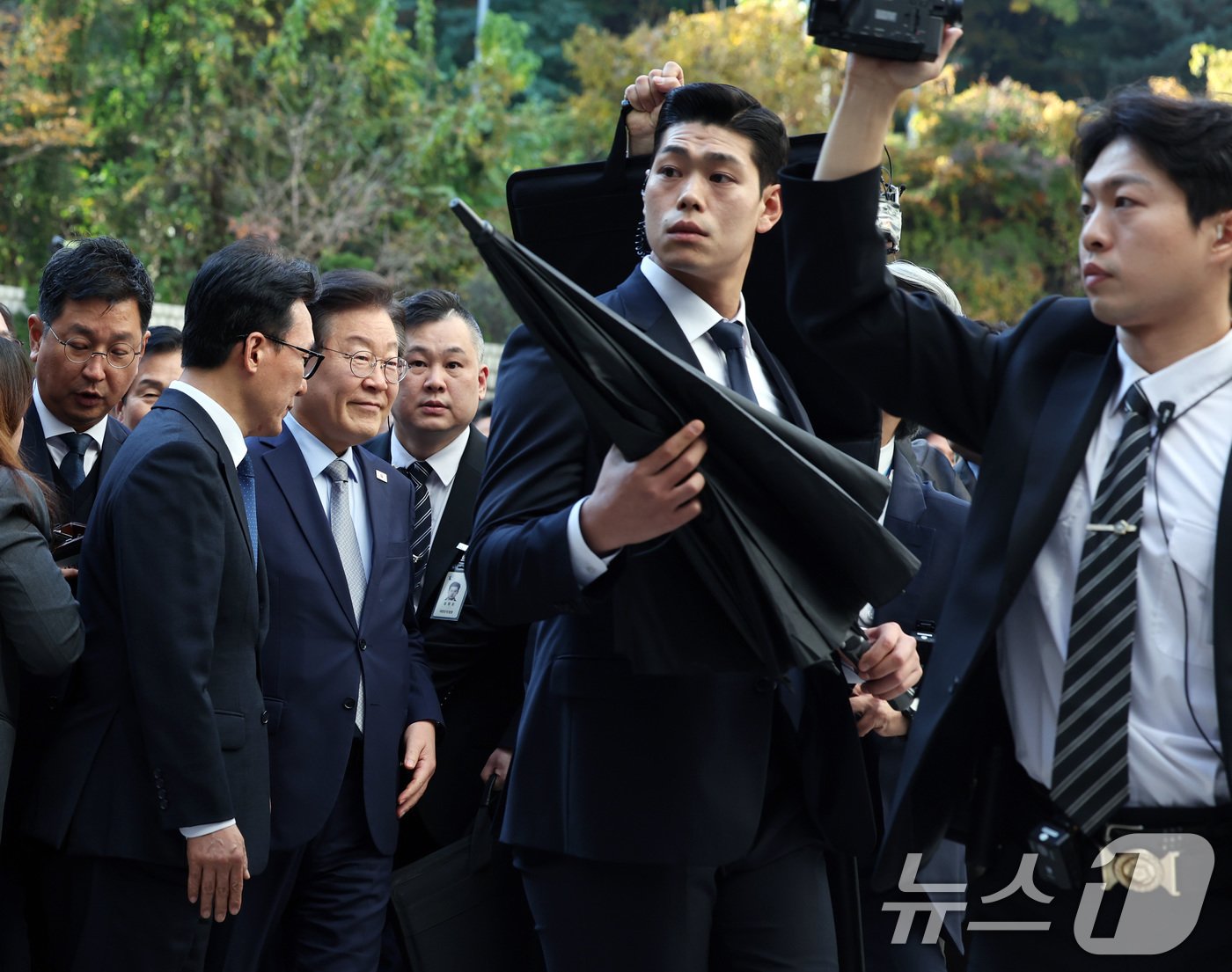 본문 이미지 - 이재명 더불어민주당 대표가 15일 서울 서초구 서울중앙지방법원에서 열린 '공직선거법 위반' 1심 선고 공판에 출석하고 있다.2024.11.15/뉴스1 ⓒ News1 이동해 기자