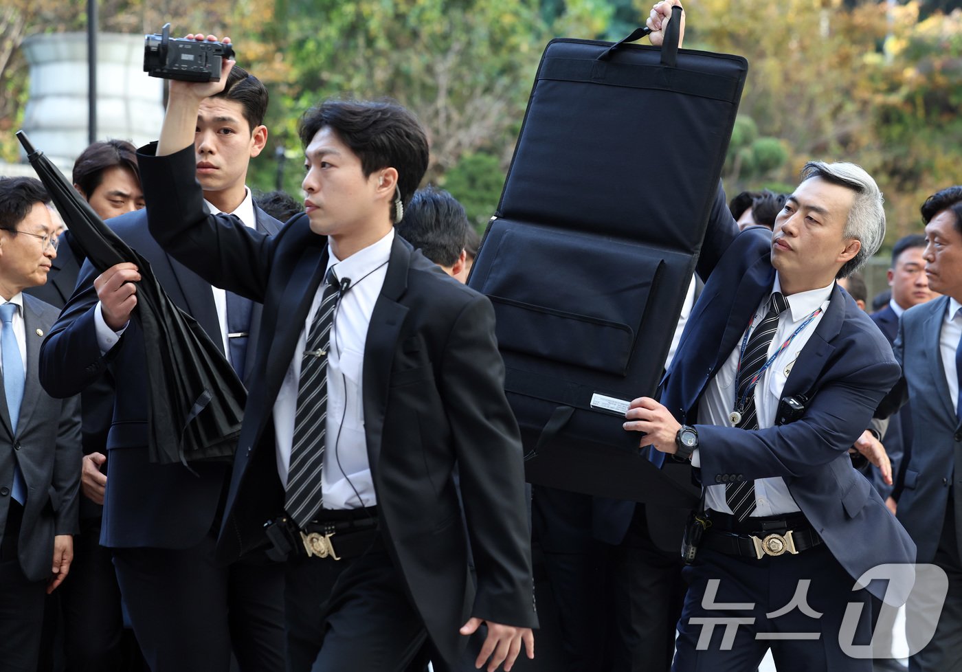 본문 이미지 - 이재명 더불어민주당 대표가 15일 서울 서초구 서울중앙지방법원에서 열린 '공직선거법 위반' 1심 선고 공판에 출석하는 과정에 소란이 일자 법원 관계자들이 저지하고 있다. 2024.11.15/뉴스1 ⓒ News1 이동해 기자
