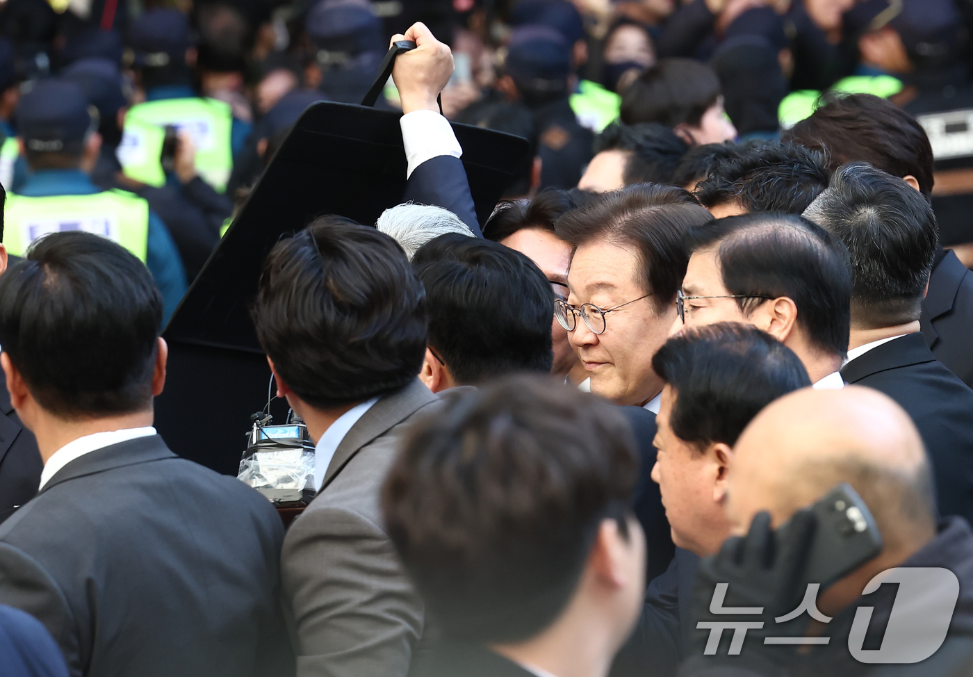 (서울=뉴스1) 김민지 기자 = 이재명 더불어민주당 대표가 15일 오후 서울 서초구 서울중앙지방법원에서 열린 '공직선거법 위반' 1심 선고 공판에 출석하고 있다. 2024.11.1 …