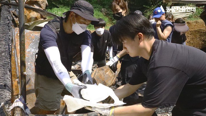 동물자유연대 활동가들이 지난 8월 화재가 발생한 남양주 진건읍 보호소에서 현장 수습을 돕고 있다. &#40;동물자유연대 제공&#41; ⓒ 뉴스1