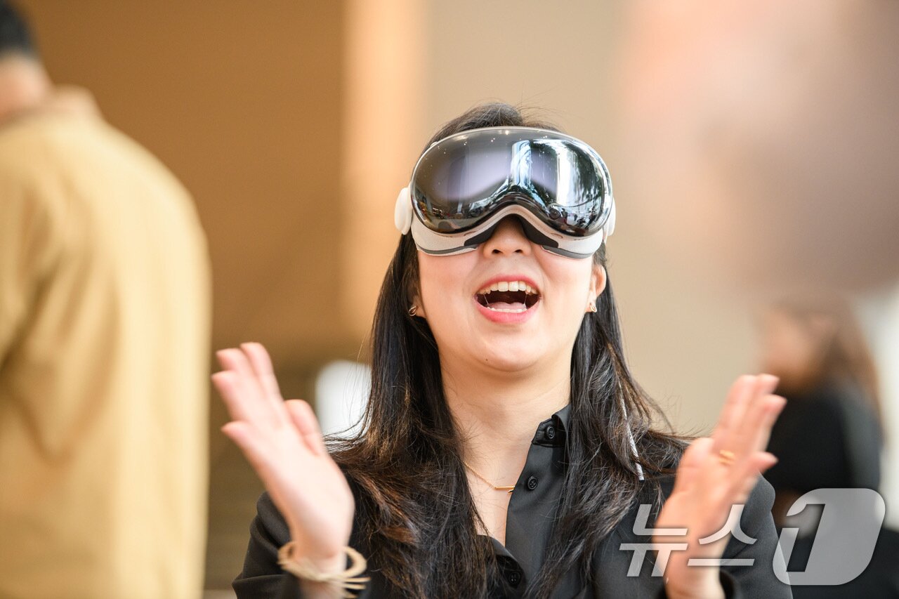 본문 이미지 - 15일 서울 중구 애플 명동점에서 한 고객이 국내 출시된 '애플 비전 프로(Apple Vision Pro)'를 체험하고 있다. 애플이 '공간형 컴퓨터'라 부르는 비전 프로는 안경처럼 착용하는 기기다. (애플 제공) 2024.11.15/뉴스1
