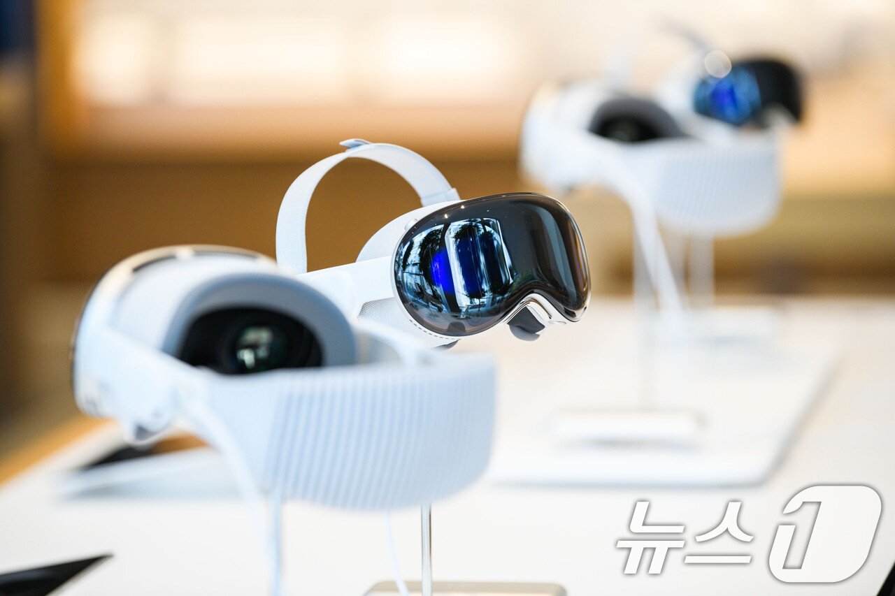 본문 이미지 - 15일 서울 중구 애플 명동점에 국내 출시된 '애플 비전 프로(Apple Vision Pro)'가 전시돼 있다. (애플 제공) 2024.11.15/뉴스1