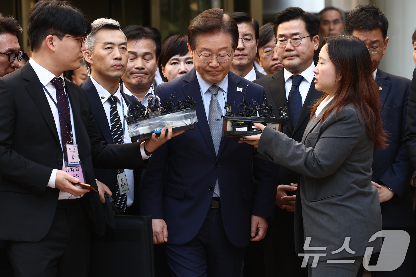 (서울=뉴스1) 김민지 기자 = 이재명 더불어민주당 대표가 15일 서울 서초구 서울중앙지방법원에서 열린 '공직선거법 위반' 1심 선고 공판에서 징역 1년에 집행유예 2년을 선고받은 …