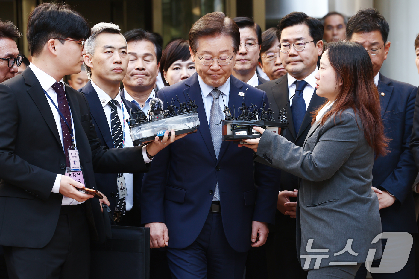 (서울=뉴스1) 김민지 기자 = 이재명 더불어민주당 대표가 15일 서울 서초구 서울중앙지방법원에서 열린 '공직선거법 위반' 1심 선고 공판에서 징역 1년에 집행유예 2년을 선고 받 …