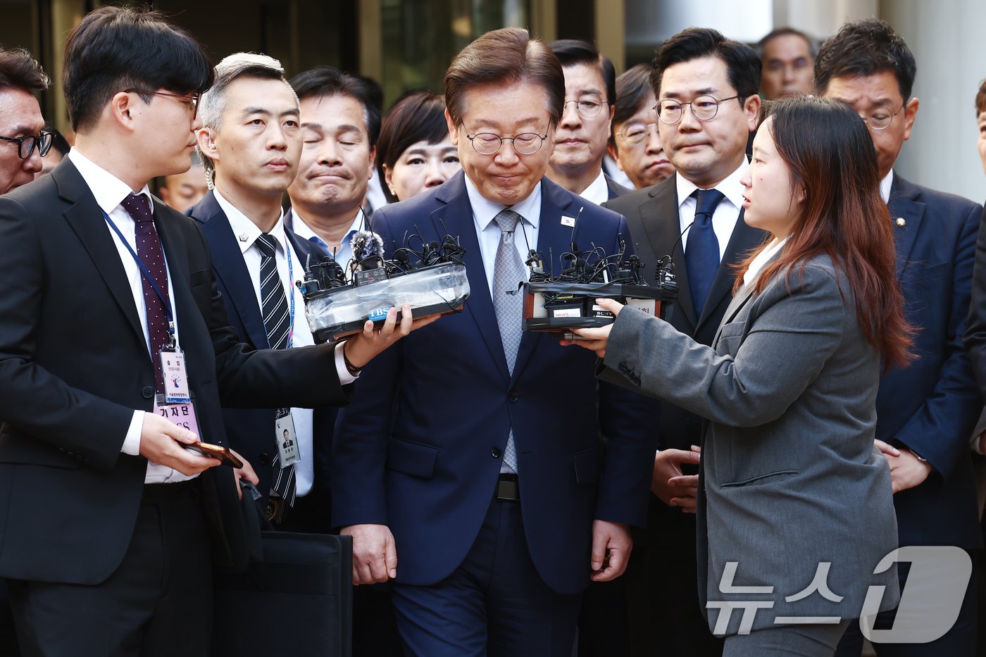 이재명 더불어민주당 대표가 15일 서울 서초구 서울중앙지방법원에서 열린 &#39;공직선거법 위반&#39; 1심 선고 공판에서 징역 1년에 집행유예 2년을 선고 받은 뒤 법정을 나서고 있다. 2024.11.15/뉴스1 ⓒ News1 김민지 기자