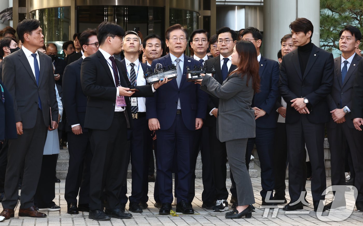 이재명 더불어민주당 대표가 15일 서울 서초구 서울중앙지방법원에서 열린 &#39;공직선거법 위반&#39; 1심 선고 공판에서 징역 1년에 집행유예 2년을 선고받은 뒤 법정을 나서며 취재진의 질문에 답하고 있다. 2024.11.15/뉴스1 ⓒ News1 김민지 기자