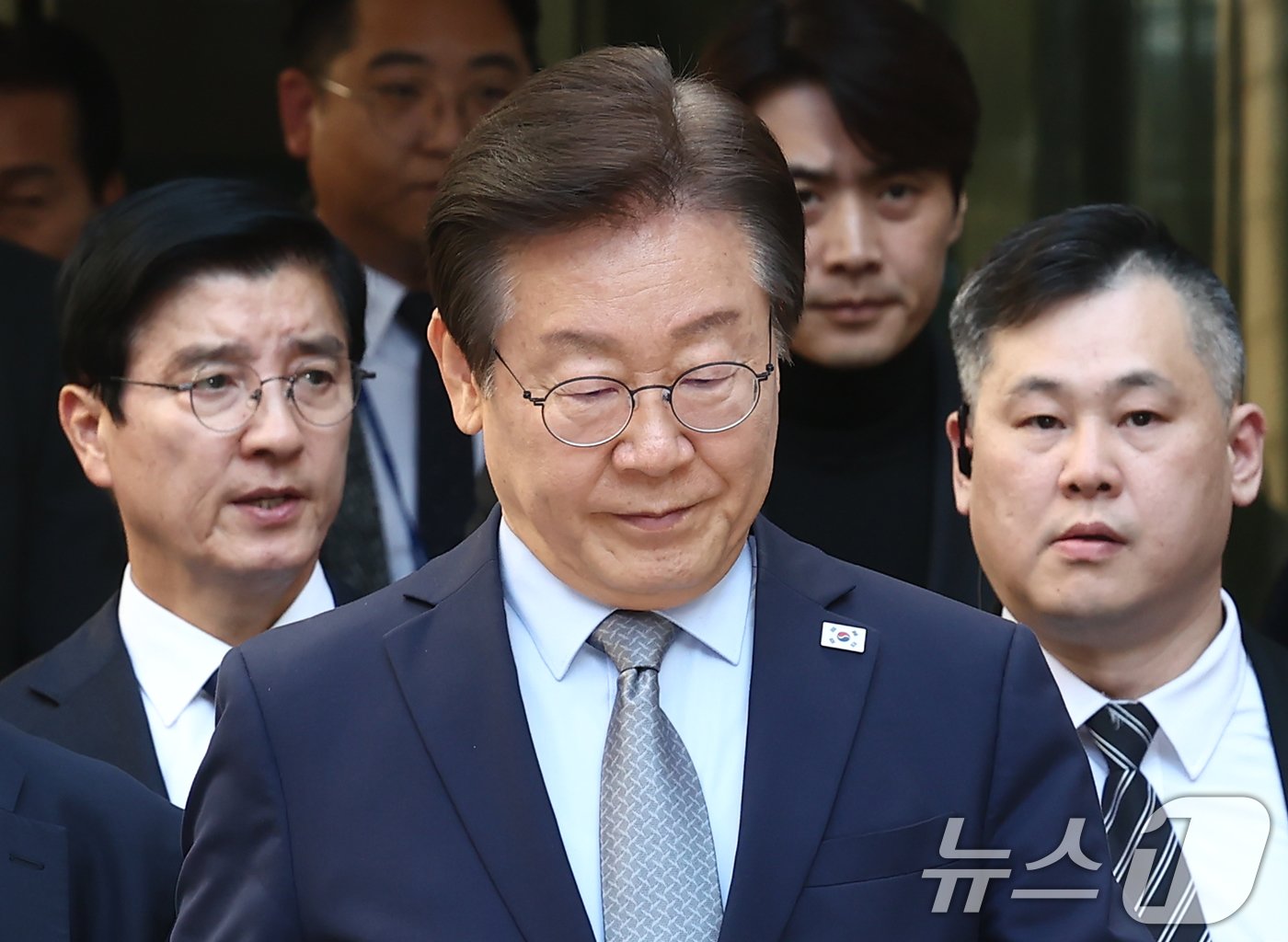 본문 이미지 - 이재명 더불어민주당 대표가 15일 서울 서초구 서울중앙지방법원에서 열린 '공직선거법 위반' 1심 선고 공판에서 징역 1년에 집행유예 2년을 선고받은 뒤 법정을 나서고 있다. 2024.11.15/뉴스1 ⓒ News1 김민지 기자