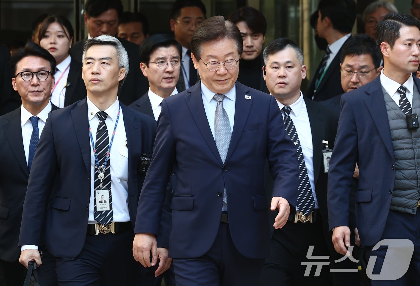 본문 이미지 - 이재명 더불어민주당 대표가 15일 서울 서초구 서울중앙지방법원에서 열린 '공직선거법 위반' 1심 선고 공판에서 징역 1년에 집행유예 2년을 선고받은 뒤 법정을 나서고 있다. 2024.11.15/뉴스1 ⓒ News1 김민지 기자