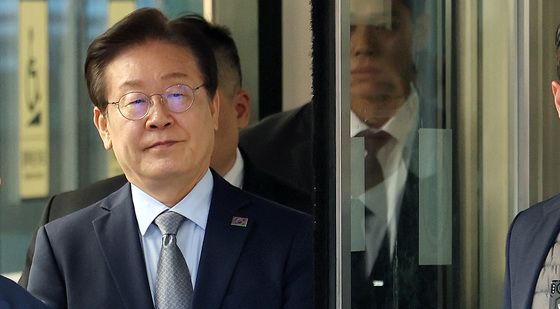 1심 선고 마치고 법정 나서는 이재명