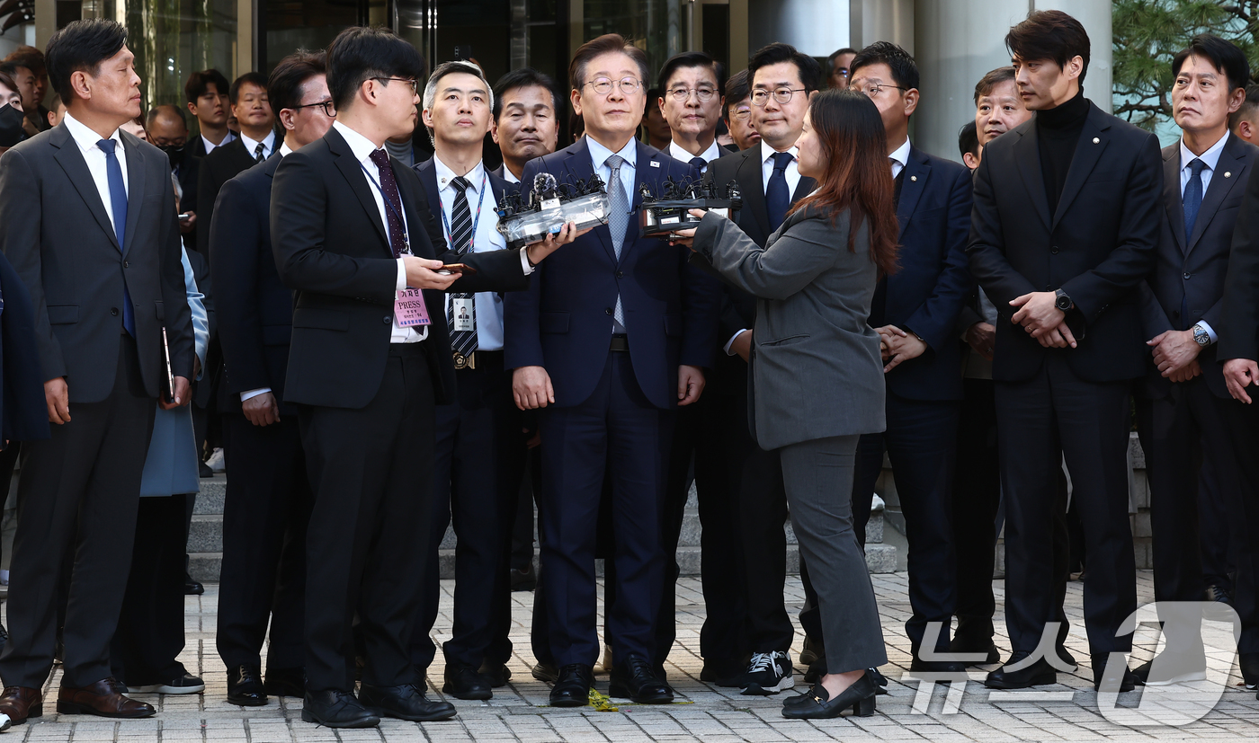 (서울=뉴스1) 김민지 기자 = 이재명 더불어민주당 대표가 15일 서울 서초구 서울중앙지방법원에서 열린 '공직선거법 위반' 1심 선고 공판에서 징역 1년에 집행유예 2년을 선고받은 …