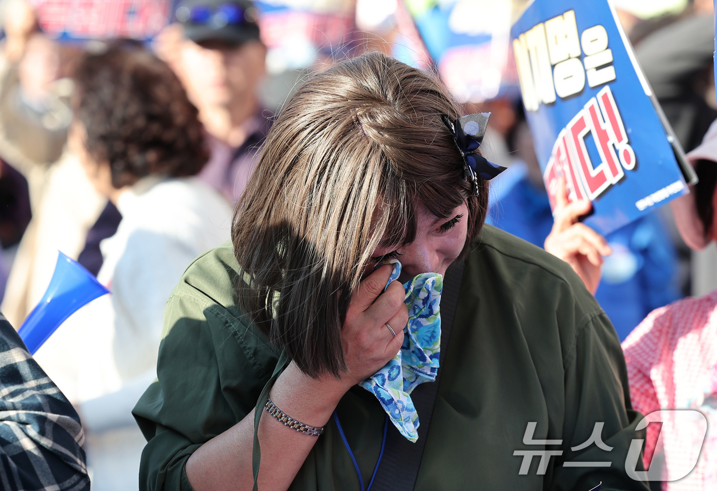 (서울=뉴스1) 김성진 기자 = 이재명 더불어민주당 대표의 '공직선거법 위반' 1심 선고 공판에서 징역 1년에 집행유예 2년을 선고받은 15일 서울 서초구 서울중앙지방법원 앞에서 …