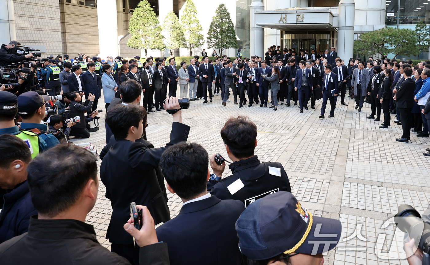 (서울=뉴스1) 이동해 기자 = 이재명 더불어민주당 대표가 15일 서울 서초구 서울중앙지방법원에서 열린 '공직선거법 위반' 1심 선고 공판에서 징역 1년에 집행유예 2년을 선고받은 …