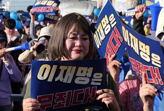 '징역형 집유' 이재명 지자자들 망연자실…보수단체 '축제' 분위기