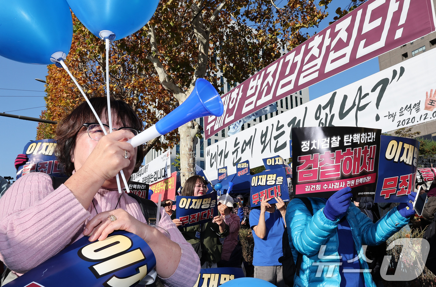 (서울=뉴스1) 김성진 기자 = 이재명 더불어민주당 대표의 '공직선거법 위반' 1심 선고 공판에서 징역 1년에 집행유예 2년을 선고받은 15일 서울 서초구 서울중앙지방법원 앞에서 …