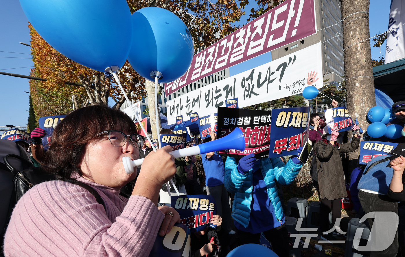 (서울=뉴스1) 김성진 기자 = 이재명 더불어민주당 대표의 '공직선거법 위반' 1심 선고 공판에서 징역 1년에 집행유예 2년을 선고받은 15일 서울 서초구 서울중앙지방법원 앞에서 …