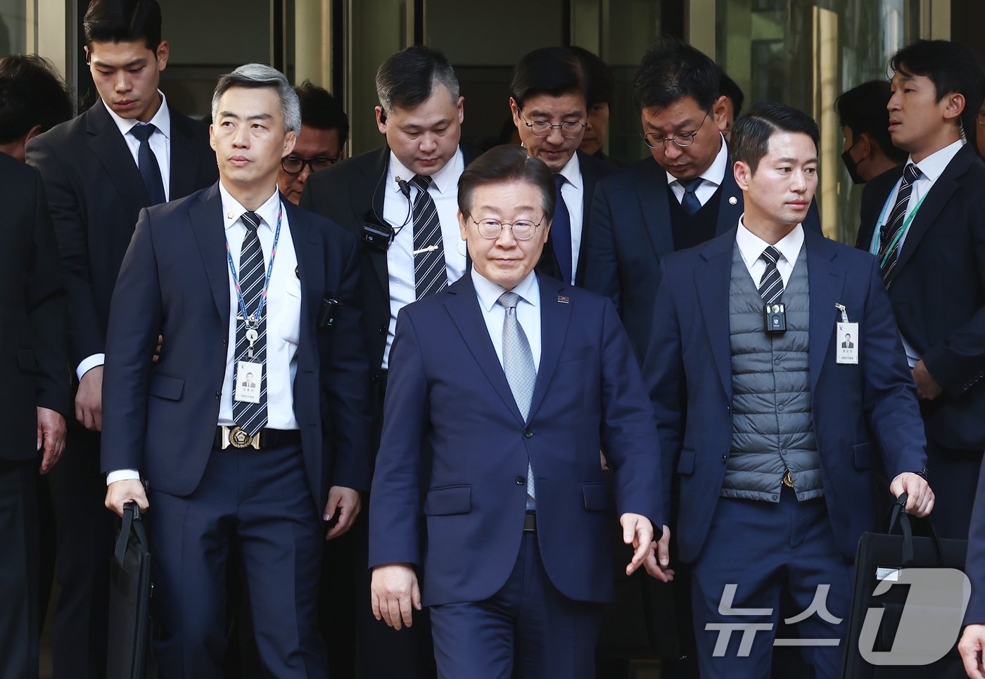 이재명 더불어민주당 대표가 15일 서울 서초구 서울중앙지방법원에서 열린 &#39;공직선거법 위반&#39; 1심 선고 공판에서 징역 1년에 집행유예 2년을 선고받은 뒤 법정을 나서고 있다. 2024.11.15/뉴스1 ⓒ News1 김민지 기자