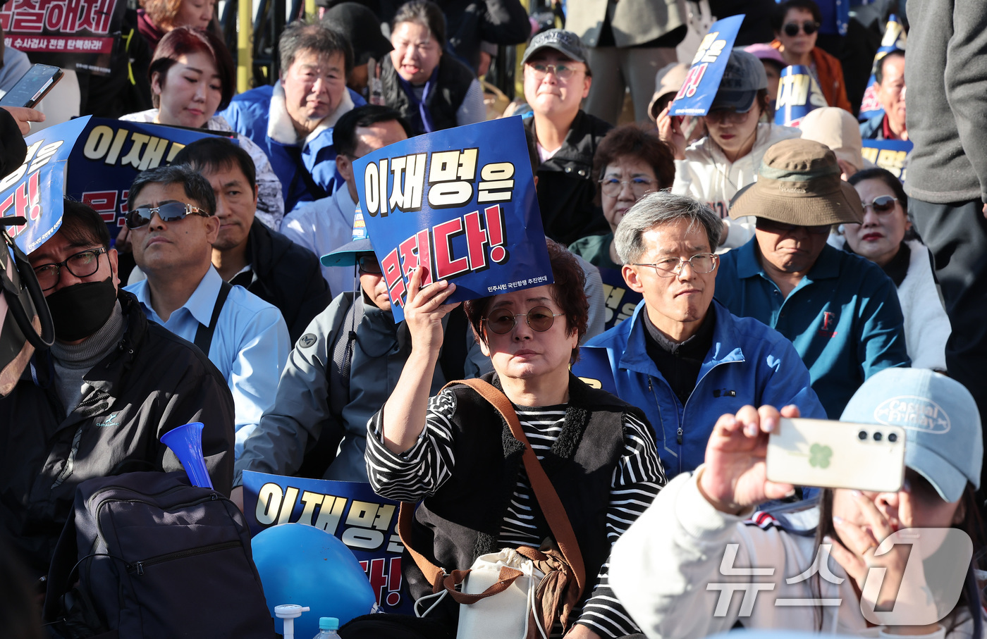 (서울=뉴스1) 김성진 기자 = 이재명 더불어민주당 대표의 '공직선거법 위반' 1심 선고 공판에서 징역 1년에 집행유예 2년을 선고받은 15일 서울 서초구 서울중앙지방법원 앞에서 …