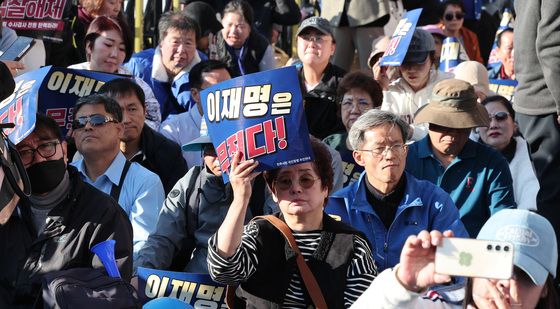 이재명 대표 유죄 판결, 망연자실한 표정의 지지자들