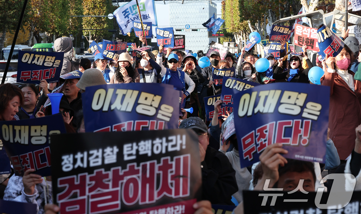 (서울=뉴스1) 김성진 기자 = 이재명 더불어민주당 대표의 '공직선거법 위반' 1심 선고 공판에서 징역 1년에 집행유예 2년을 선고받은 15일 서울 서초구 서울중앙지방법원 앞에서 …