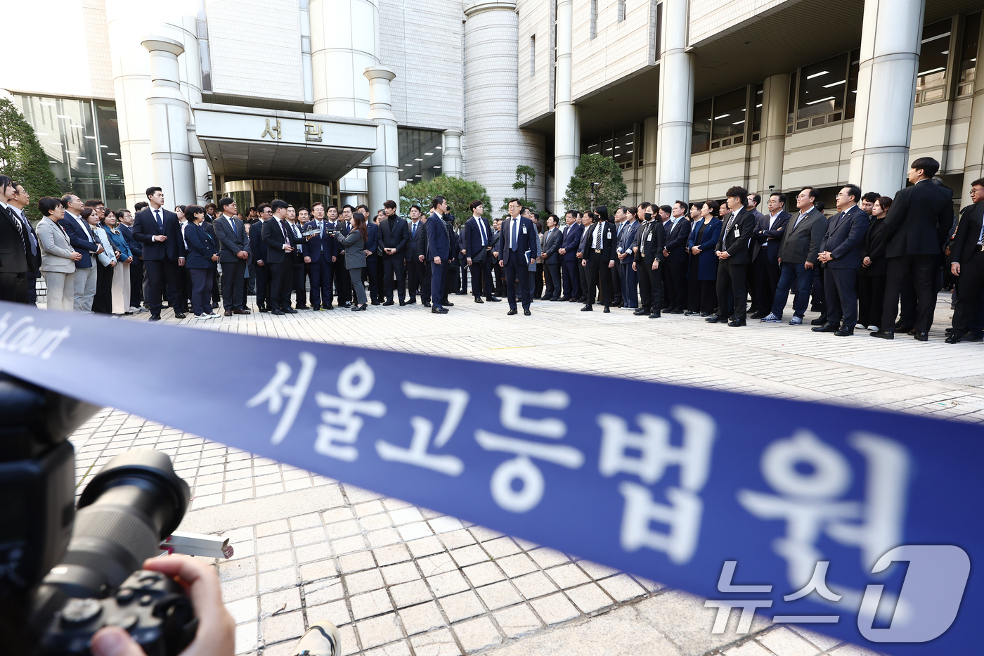 (서울=뉴스1) 김민지 기자 = 이재명 더불어민주당 대표가 15일 서울 서초구 서울중앙지방법원에서 열린 '공직선거법 위반' 1심 선고 공판에서 징역 1년에 집행유예 2년을 선고받은 …