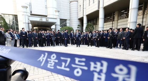 수 많은 민주당 의원들 사이에서