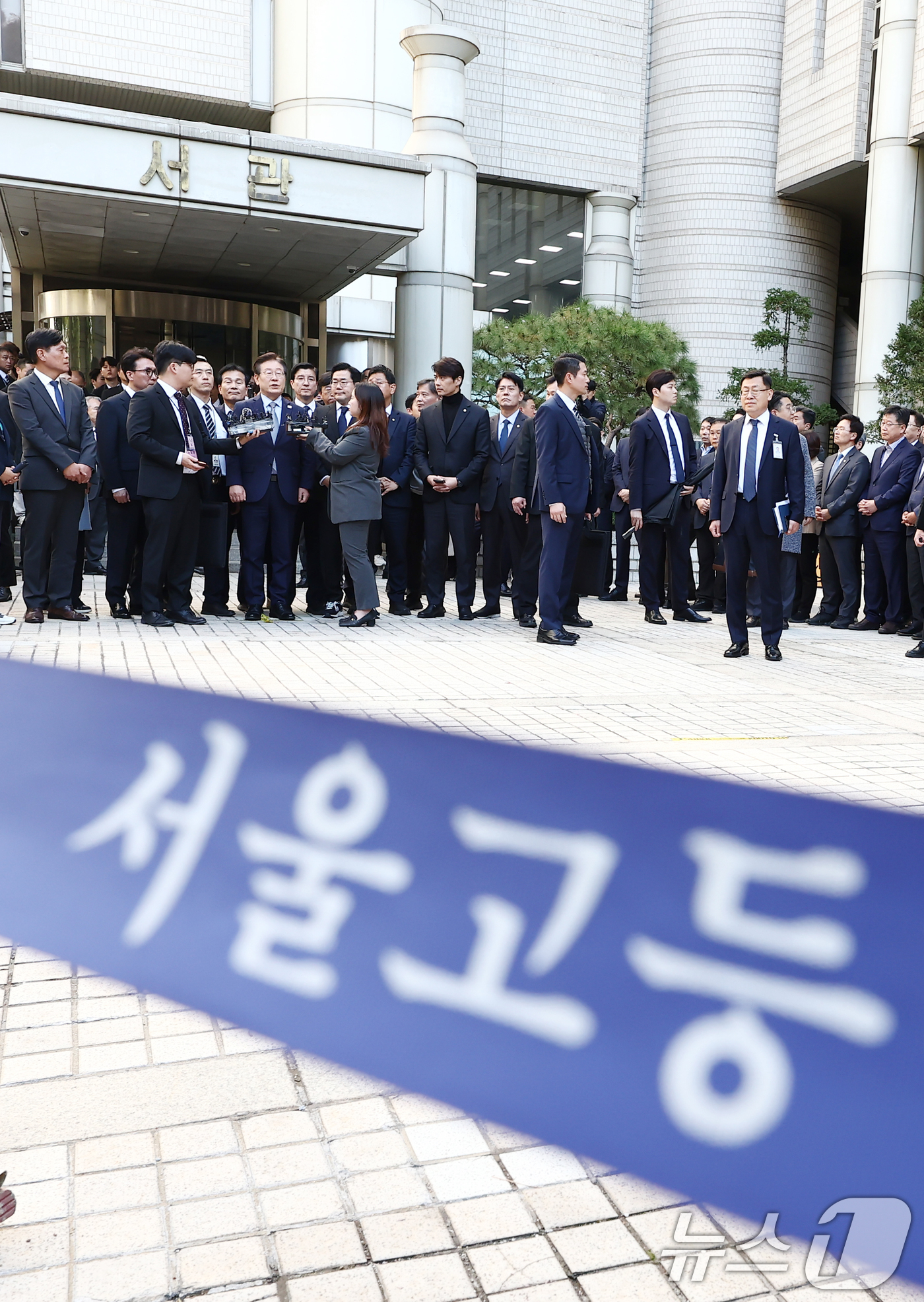 (서울=뉴스1) 김민지 기자 = 이재명 더불어민주당 대표가 15일 서울 서초구 서울중앙지방법원에서 열린 '공직선거법 위반' 1심 선고 공판에서 징역 1년에 집행유예 2년을 선고받은 …