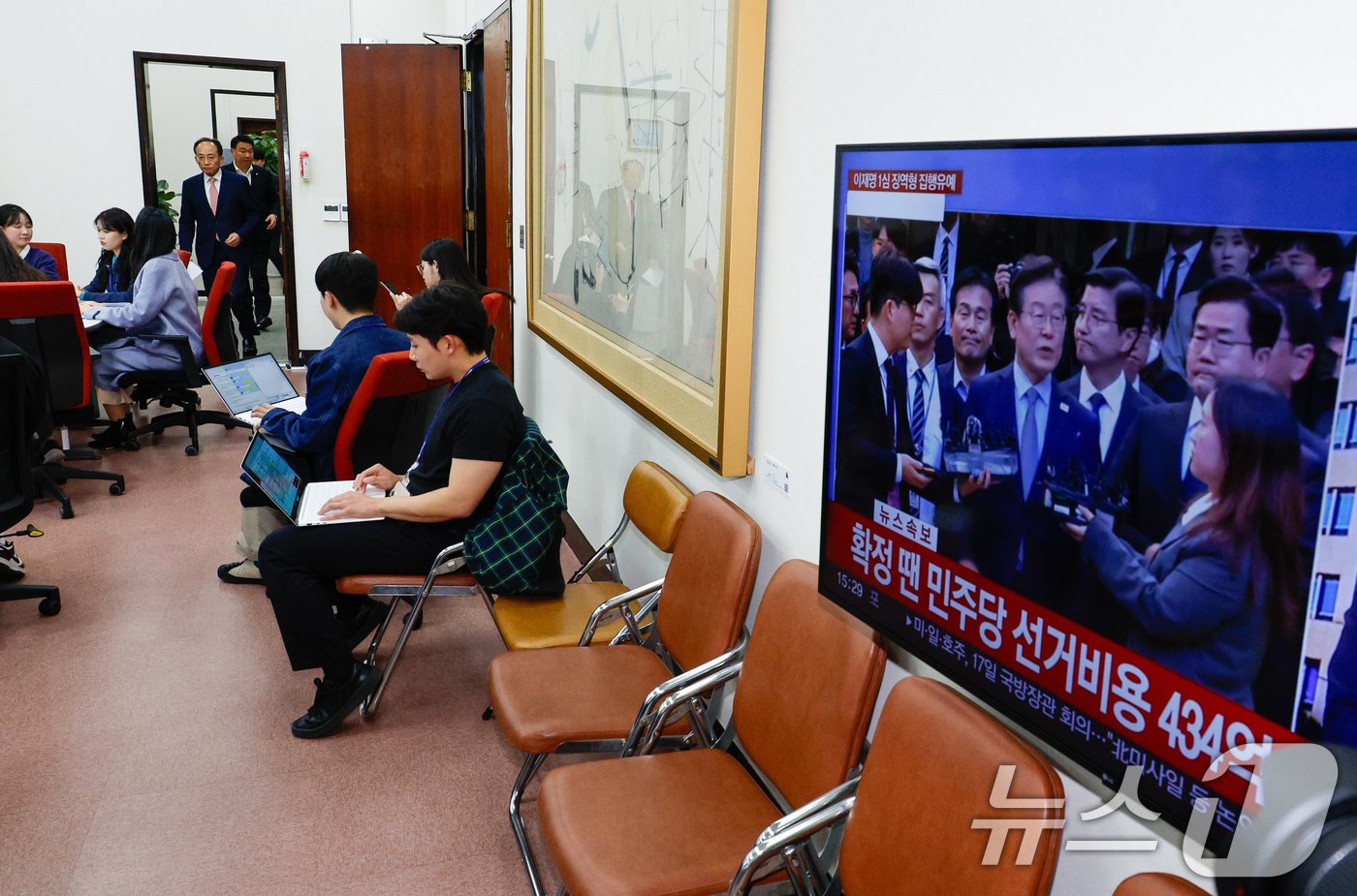 추경호 국민의힘 원내대표가 15일 오후 서울 여의도 국회에서 이재명 더불어민주당 대표의 공직선거법 위반 1심 의원직 상실형 선고와 관련 브리핑을 하기 위해 입장하고 있다. 오른쪽은 이 대표 1심 선고 관련 뉴스 화면. 2024.11.15/뉴스1 ⓒ News1 안은나 기자