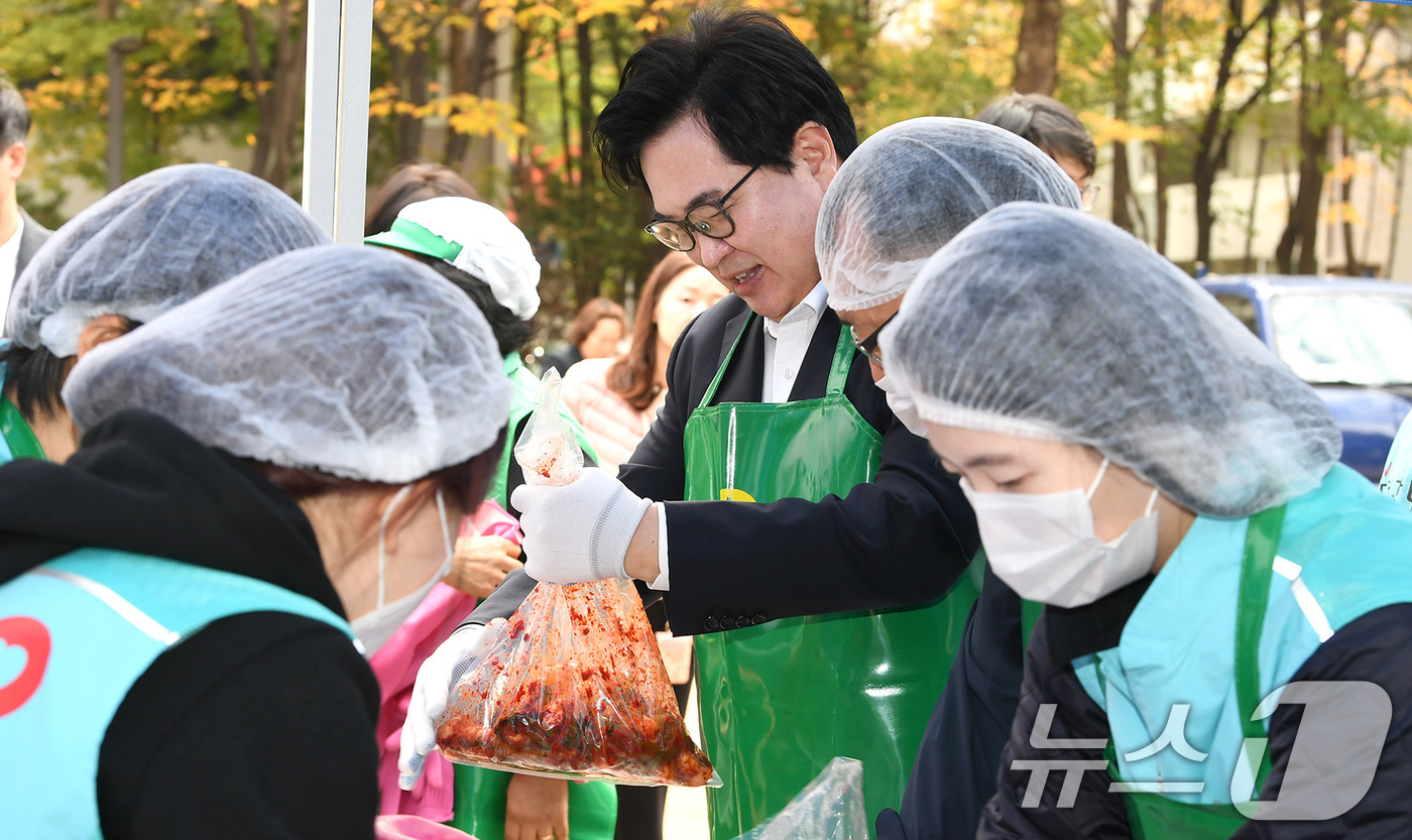 (서울=뉴스1) = 박일하 서울 동작구청장이 15일 서울 동작구 대방동 노량진근린공원에서 열린 ‘2024 사랑의 김장 나눔 행사’에서 새마을운동동작구지회 등 참여단체와 함께 지역 …