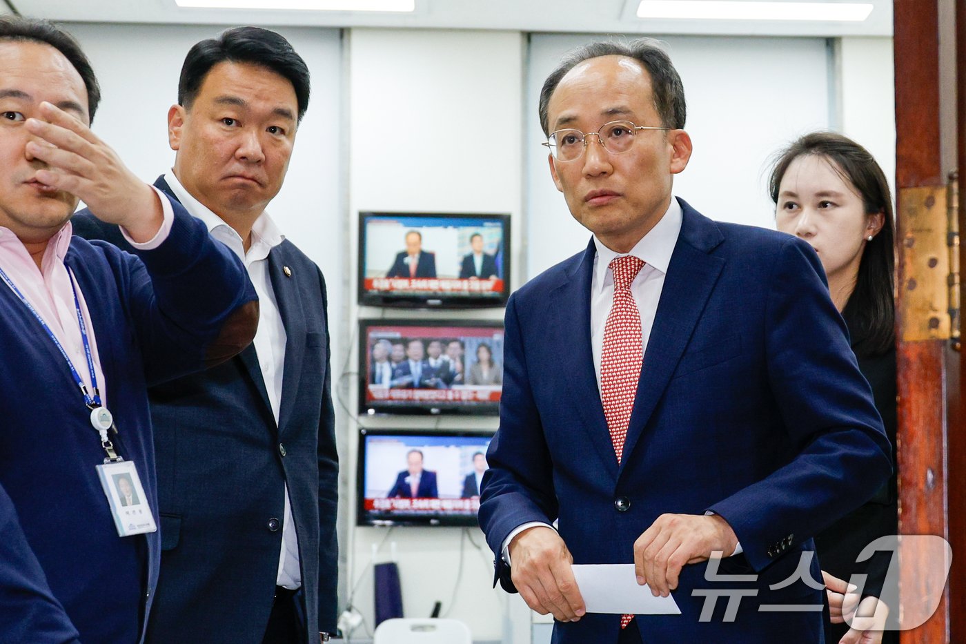 추경호 국민의힘 원내대표가 15일 오후 서울 여의도 국회에서 이재명 더불어민주당 대표의 공직선거법 위반 1심 의원직 상실형 선고와 관련 브리핑을 마친 뒤 이동하고 있다. 2024.11.15/뉴스1 ⓒ News1 안은나 기자