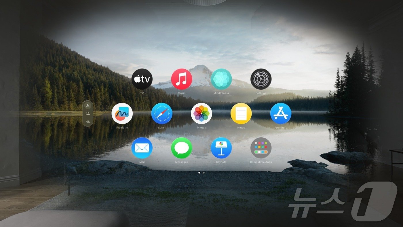 본문 이미지 - 애플 비전 프로를 착용한 뒤 디지털 크라운 버튼을 누르면 홈 화면이 표시된다. 사진은 홈 화면. (애플 제공) 2024.11.15/뉴스1