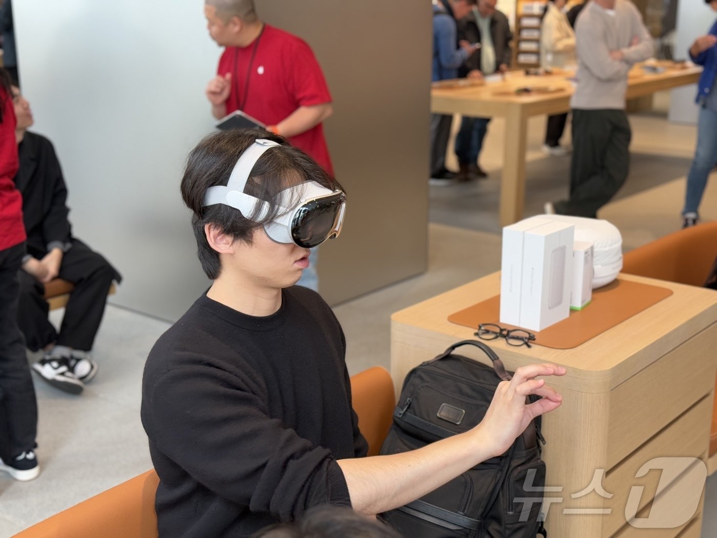 본문 이미지 - 애플이 비전 프로를 15일 한국에 정식 출시했다. 같은 날 서울 명동 애플스토어를 방문해 비전 프로를 체험하는 기자의 모습. 2024.11.15/뉴스1 ⓒ 뉴스1 김민재 기자