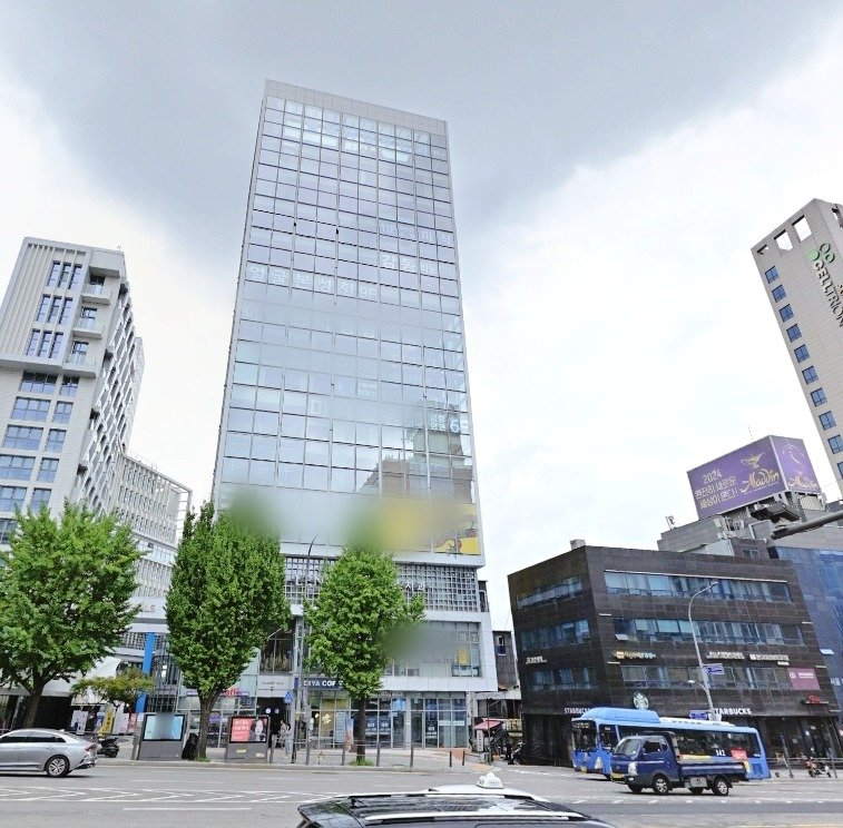 본문 이미지 - 배우 송승헌이 보유한 건물(오른쪽)과 최근 신축 건물(네이버지도뷰).