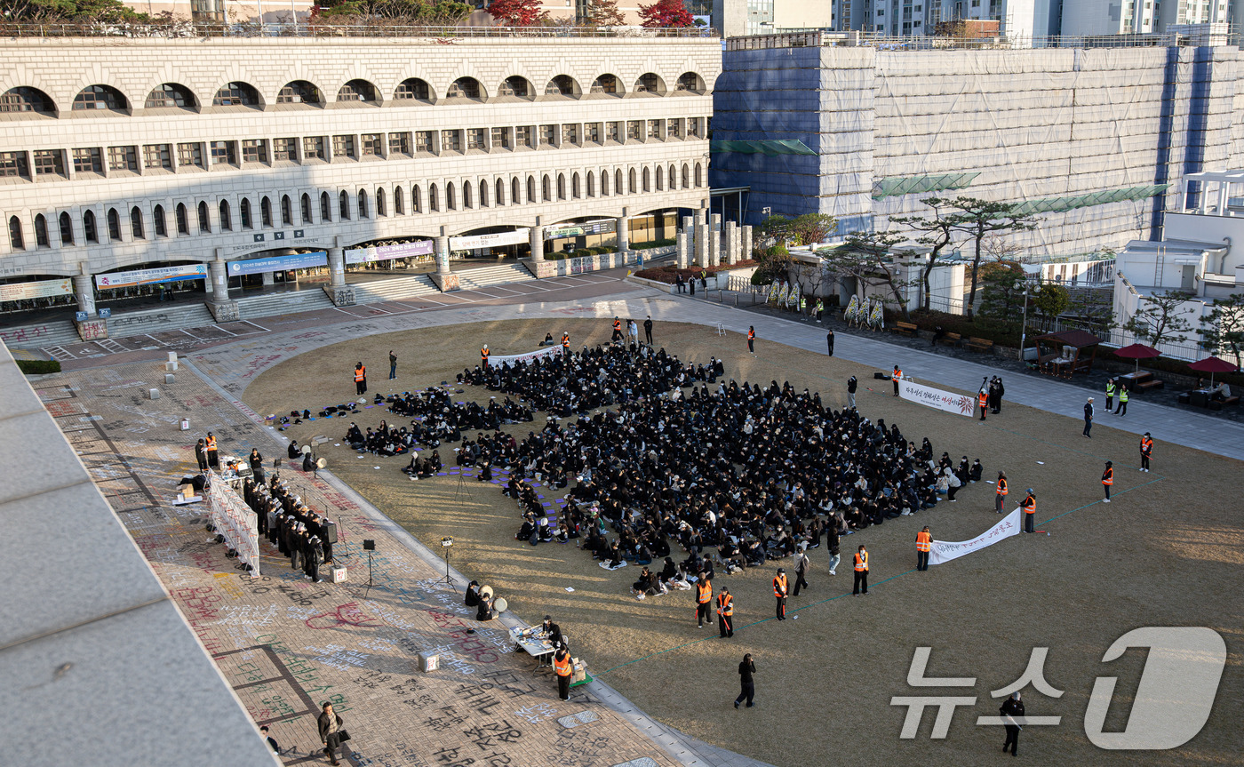 (서울=뉴스1) 이재명 기자 = 성신여자대학교 총학생회를 비롯한 학생들이 15일 오후 서울 성북구 성신여자대학교 돈암캠퍼스에서 국제학부 남학생 입학 반대 대규모 시위를 하고 있다. …