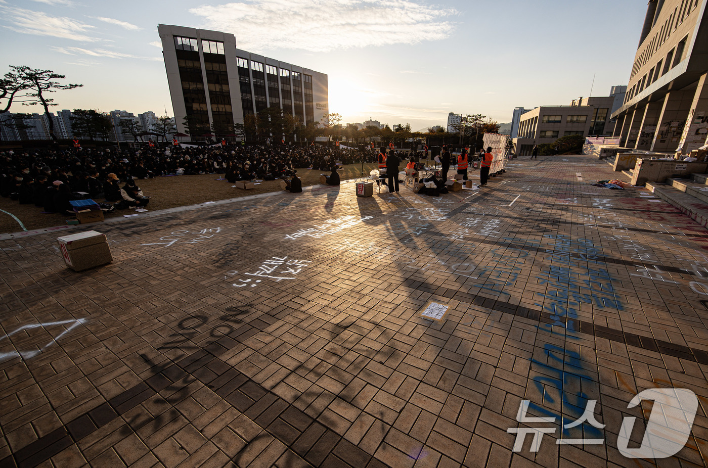 (서울=뉴스1) 이재명 기자 = 성신여자대학교 총학생회를 비롯한 학생들이 15일 오후 서울 성북구 성신여자대학교 돈암캠퍼스에서 국제학부 남학생 입학 반대 대규모 시위를 하고 있다. …