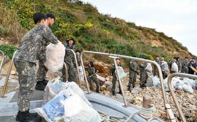 공군 1전비 장병들, 고창 미여도서 해양쓰레기 수거