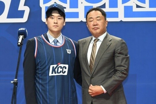 본문 이미지 - 2라운드에서 부산 KCC에 선택을 받은 이찬영. (KBL 제공)