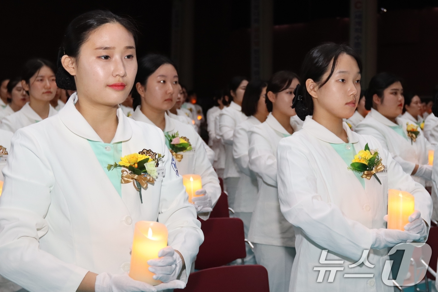 (구미=뉴스1) 정우용 기자 = 15일 경상북도 구미시 야은로 구미대학교에서 열린 나이팅게일 선서식에서 간호대학 2학년 학생들이 간호인으로서의 의무와 책임을 다할 것을 다짐하고 있 …