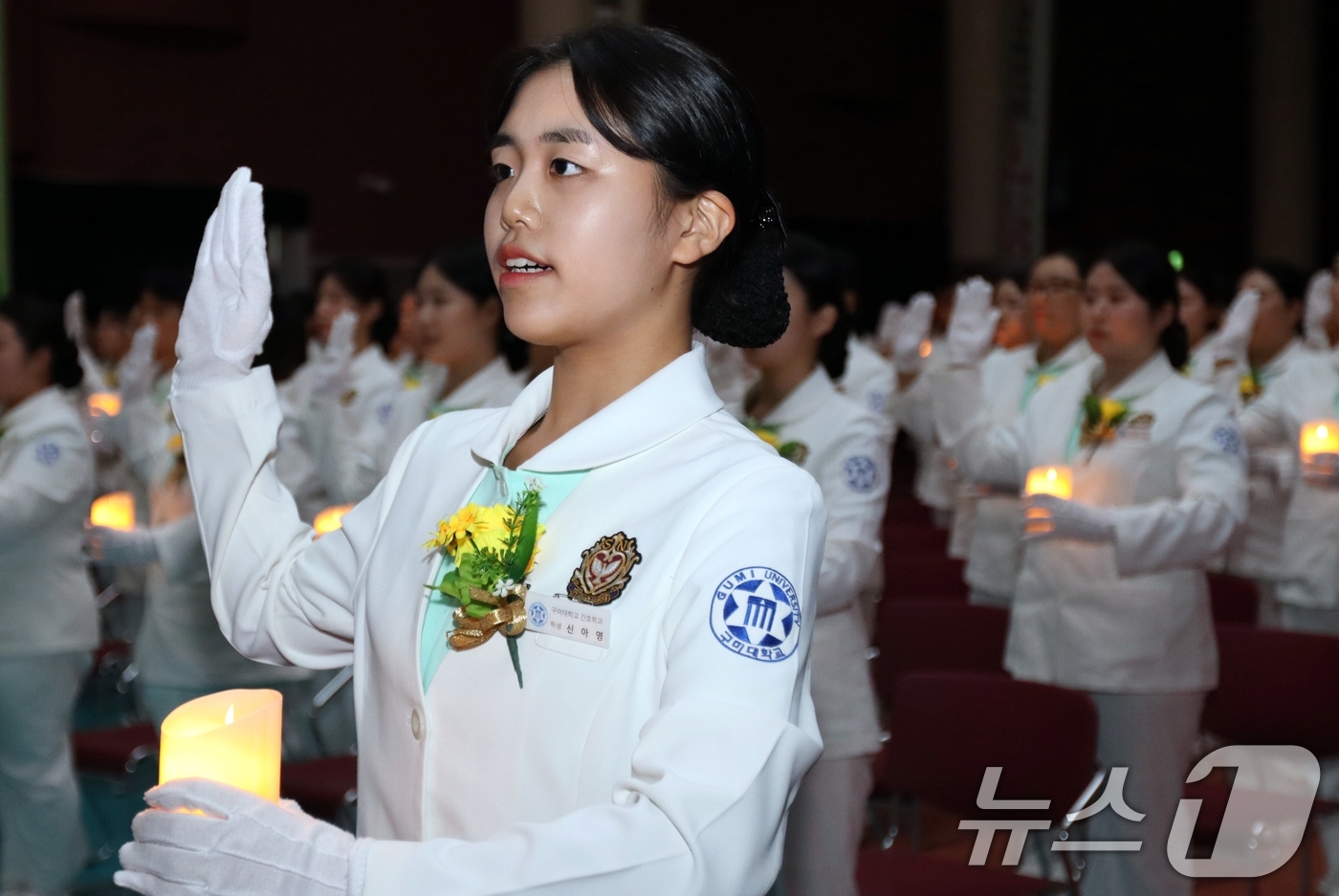 (구미=뉴스1) 정우용 기자 = 15일 경상북도 구미시 야은로 구미대학교에서 열린 나이팅게일 선서식에서 간호대학 2학년 학생들이 간호인으로서의 의무와 책임을 다할 것을 다짐하고 있 …