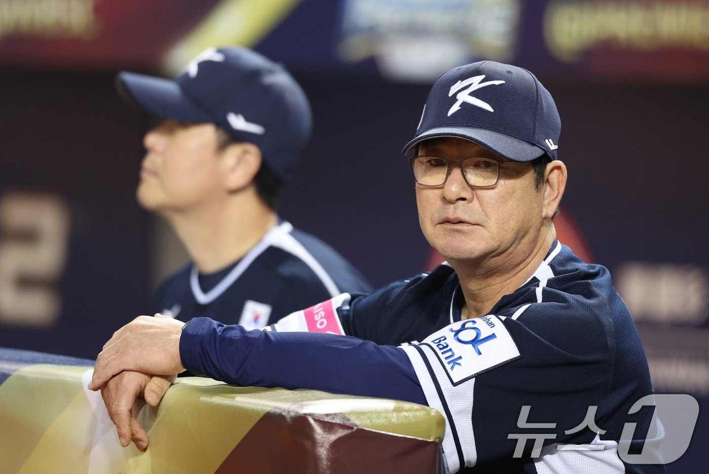 본문 이미지 - 15일&#40;현지시간&#41; 오후 대만 타이베이시 타이베이돔에서 열린 2024 WBSC 프리미어12 B조 예선 대한민국과 일본의 경기에 앞서 대표팀 류중일 감독이 경기장을 바라보고 있다. 2024.11.15/뉴스1 ⓒ News1 장수영 기자