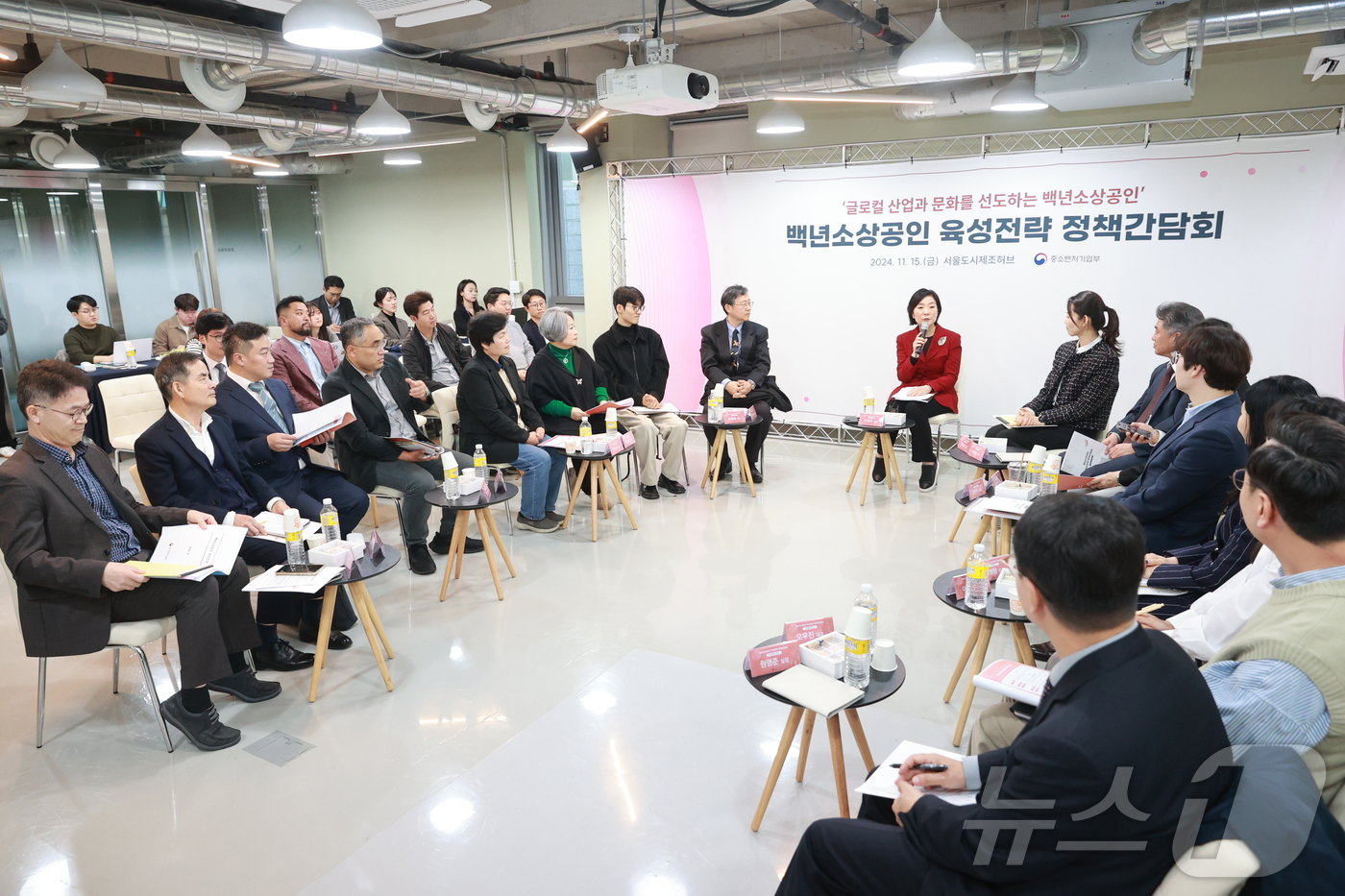 본문 이미지 - 오영주 중소벤처기업부 장관이 15일 서울 성동구 서울도시제조허브에서 열린 '백년소상공인 육성전략 정책간담회' 참석에 앞서 제조허브 현장을 둘러보고 있다. (중소벤처기업부 제공)