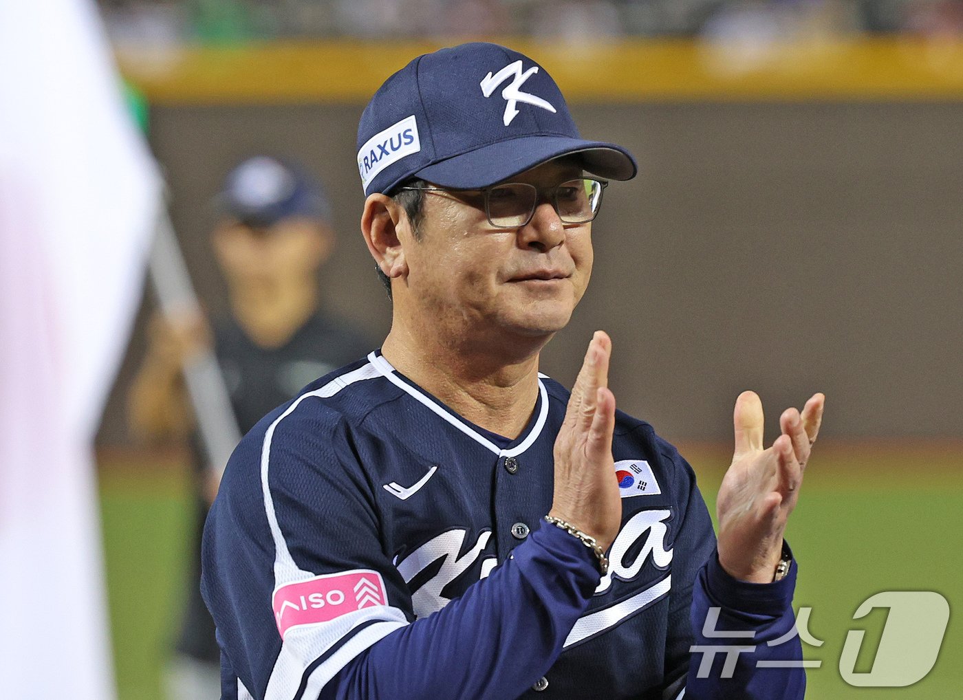 본문 이미지 - 15일&#40;현지시간&#41; 오후 대만 타이베이시 타이베이돔에서 열린 2024 WBSC 프리미어12 B조 예선 대한민국과 일본의 경기에 앞서 대표팀 류중일 감독이 박수를 치고 있다. 2024.11.15/뉴스1 ⓒ News1 장수영 기자