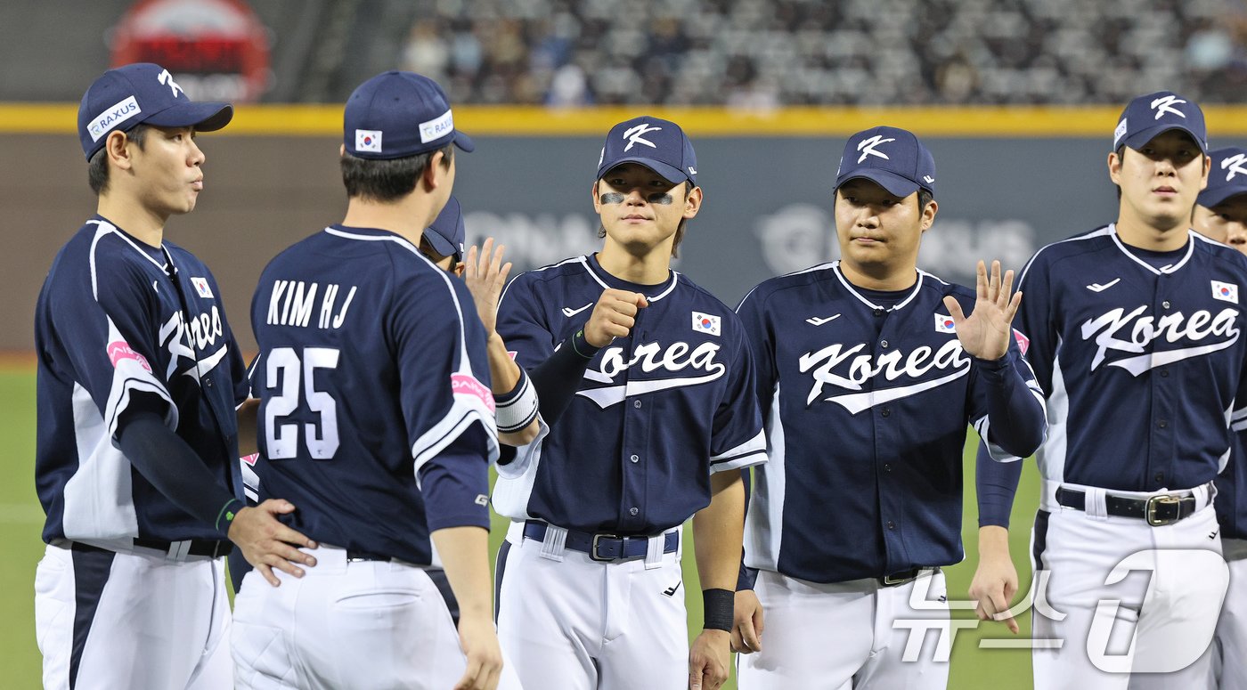 15일&#40;현지시간&#41; 오후 대만 타이베이시 타이베이돔에서 열린 2024 WBSC 프리미어12 B조 예선 대한민국과 일본의 경기에 앞서 대표팀 선수들이 하이파이브 하고 있다. 2024.11.15/뉴스1 ⓒ News1 장수영 기자