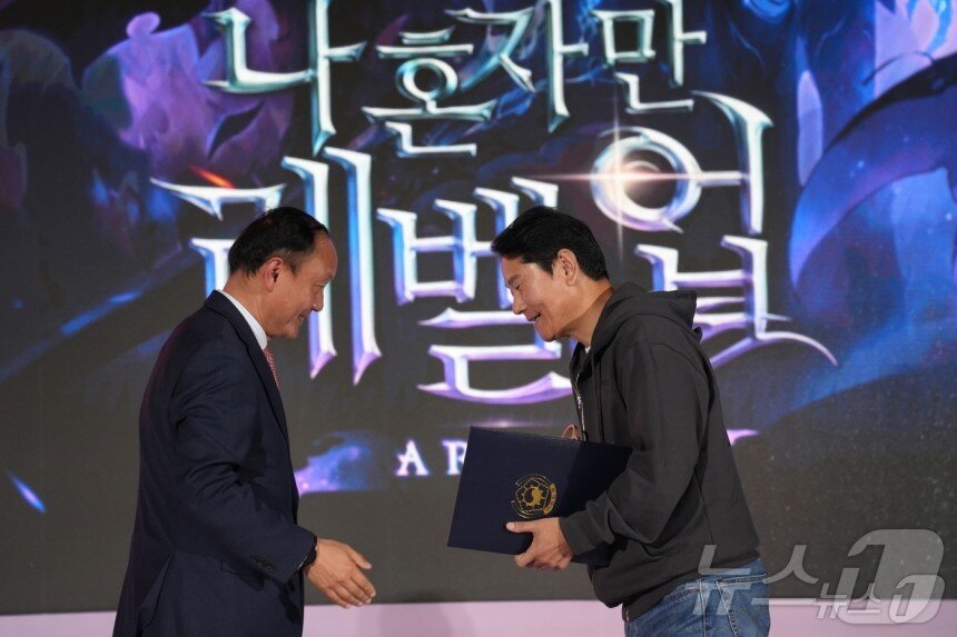 본문 이미지 - 권영식 넷마블 대표가 13일 부산 벡스코 컨벤션홀에서 '2024 게임대상' 최고상인 대상을 받고 있다. ⓒ News1 김민석 기자