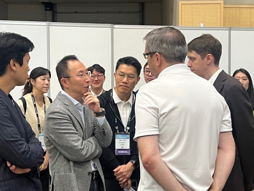 본문 이미지 - 한상우 카카오게임즈 대표가 구글 관계자들과 대화를 나누고 있다.(게임기자단 제공)