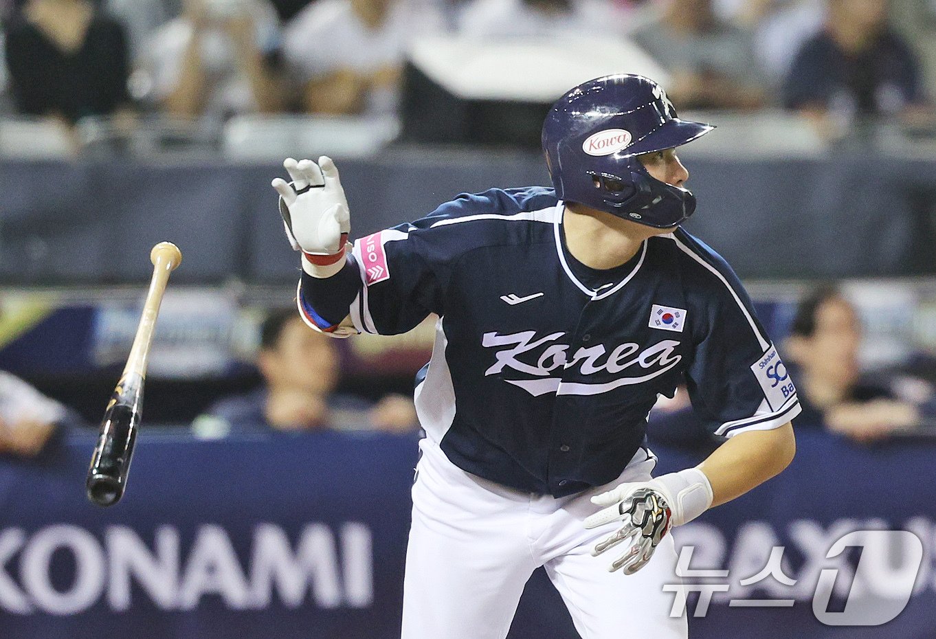 본문 이미지 - 15일(현지시간) 오후 대만 타이베이시 타이베이돔에서 열린 2024 WBSC 프리미어12 B조 예선 대한민국과 일본의 경기, 1회초 대한민국 공격 선두타자 홍창기가 안타를 치고 있다. 2024.11.15/뉴스1 ⓒ News1 장수영 기자