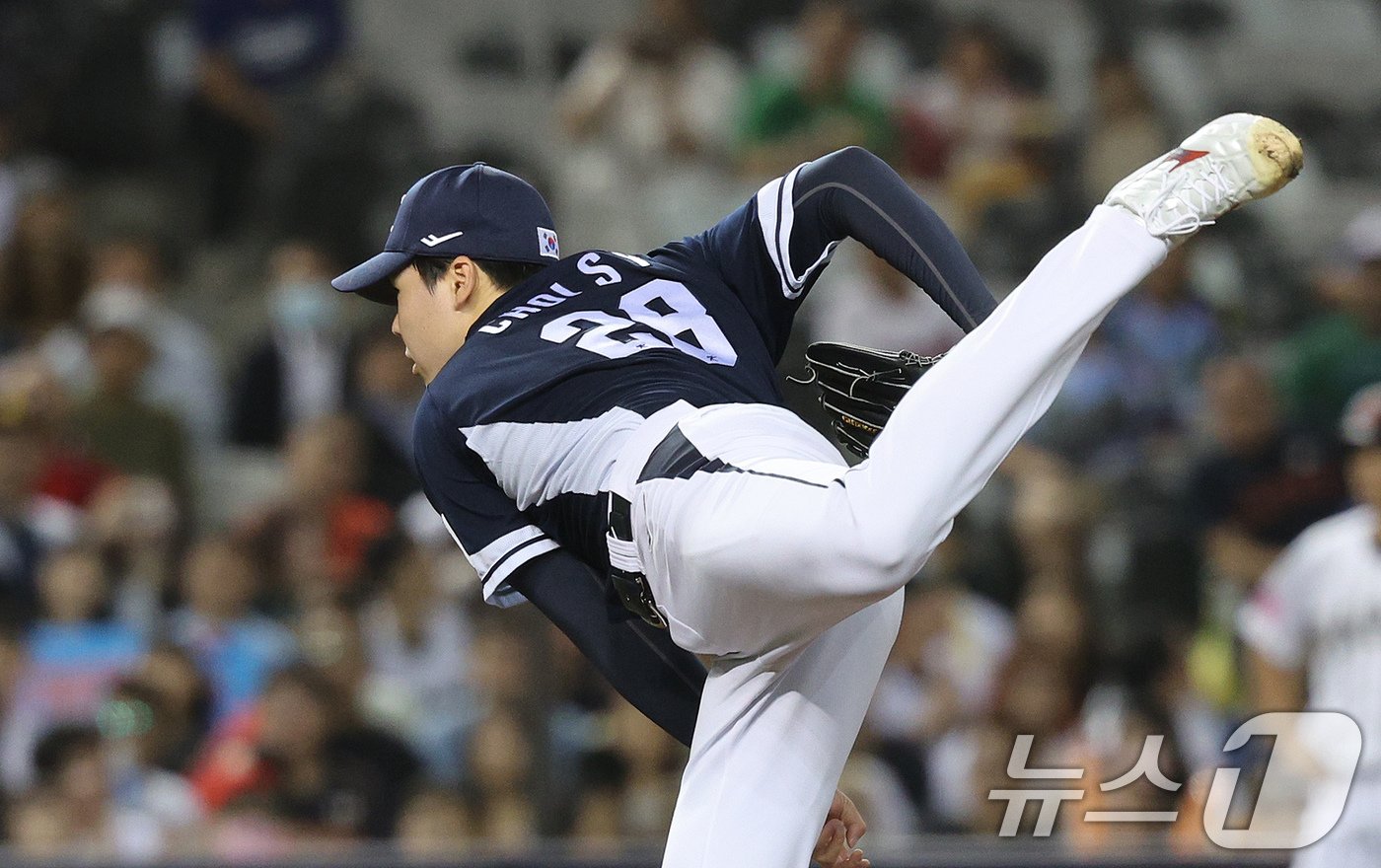 본문 이미지 - 15일&#40;현지시간&#41; 오후 대만 타이베이시 타이베이돔에서 열린 2024 WBSC 프리미어12 B조 예선 대한민국과 일본의 경기, 1회말 대한민국 선발 최승용이 역투하고 있다. 2024.11.15/뉴스1 ⓒ News1 장수영 기자