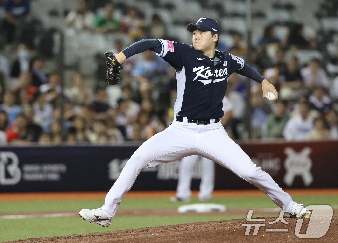 15일&#40;현지시간&#41; 오후 대만 타이베이시 타이베이돔에서 열린 2024 WBSC 프리미어12 B조 예선 대한민국과 일본의 경기, 1회말 대한민국 선발 최승용이 역투하고 있다. 2024.11.15/뉴스1 ⓒ News1 장수영 기자